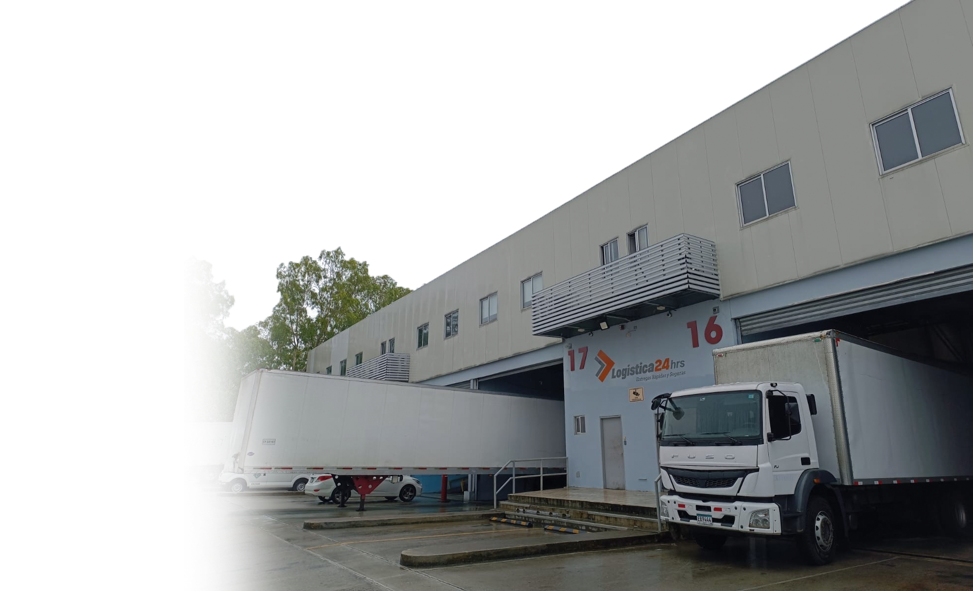 Camión de reparto moderno de Logistica24hrs en una carretera de Panamá, simbolizando entregas rápidas.